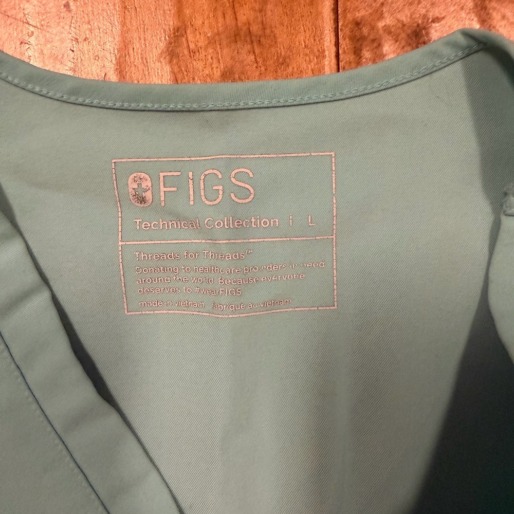 Figs Women's Catarina Fresh Aqua Large Scrub Top - Picture 4 of 5